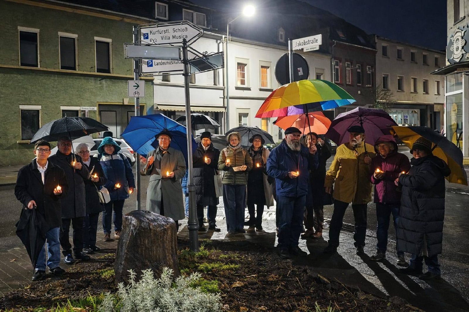 Teilnehmergruppe am Gedenkstein. (Foto: Ferhat Cato)