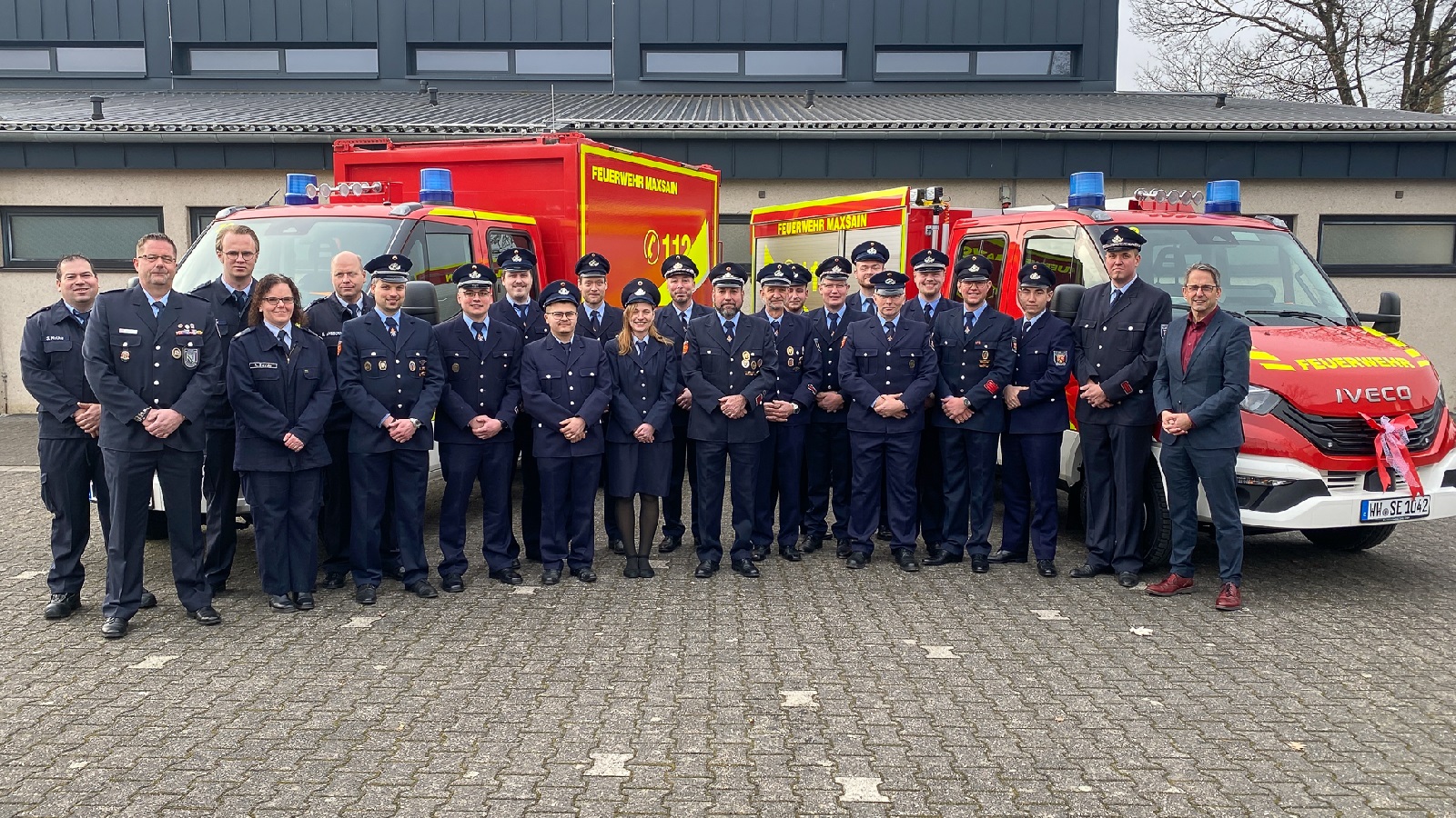 Die Mannschaft freut sich �ber die neuen Fahrzeuge. (Foto: Nicole Mathis)