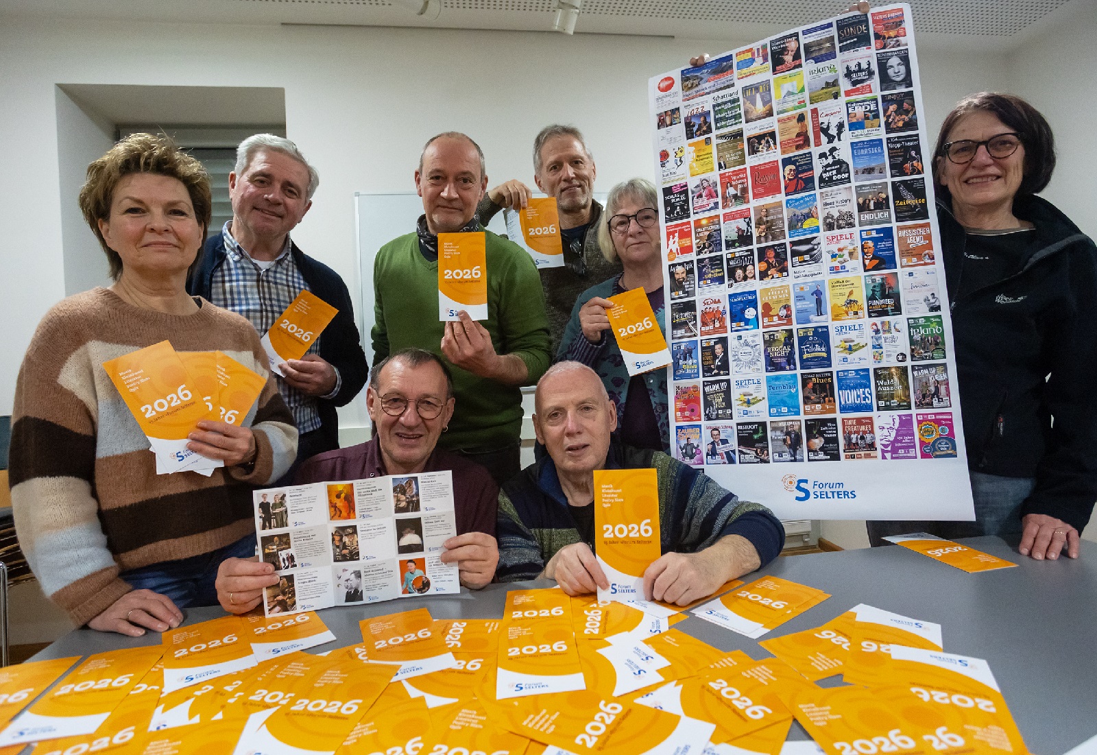 Mitglieder im Forum Selters mit dem Jahresprogramm 2026 und einem Banner mit allen Plakaten der letzten Jahre. (Foto: Eckhard Schneider)
