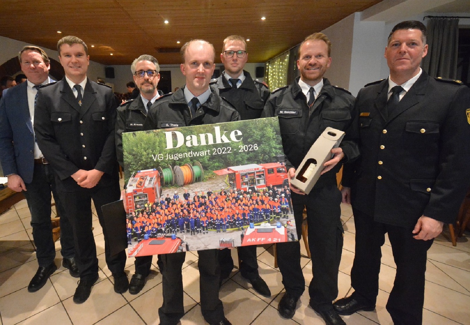 Ehrung von Stefan Theis. (Quelle aller Fotos: Feuerwehr VG Betzdorf-Gebhardshain)