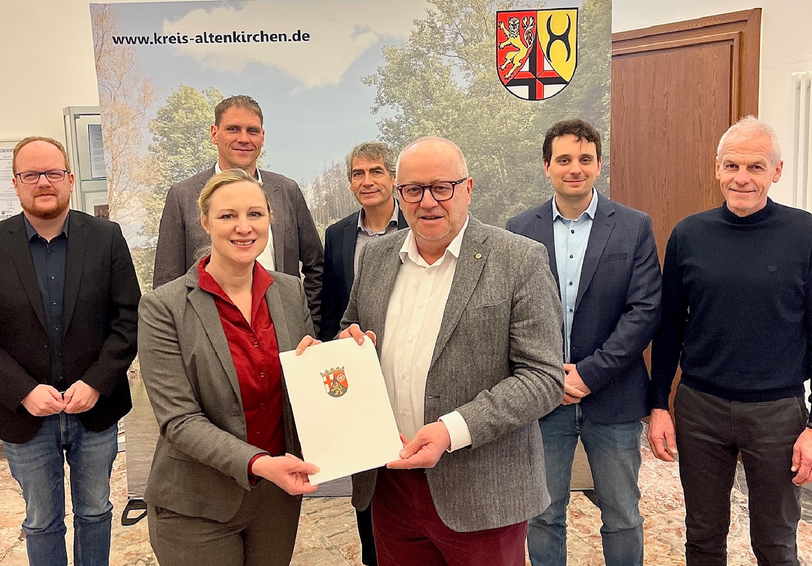 Digital-Ministerin D�rte Schall �berreicht den F�rderbescheid an Landrat Dr. Peter Enders. (Foto: Kreisverwaltung/Thorsten Stahl)