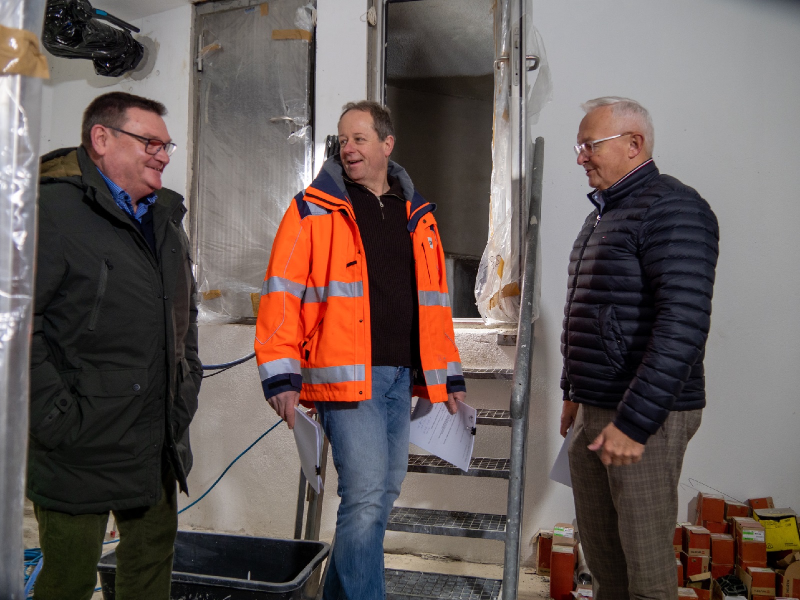 Landrat Achim Hallerbach (r.) und SWN-Gesch�ftsf�hrer Stefan Herschbach (l.) schauten sich gemeinsam mit Lothar Ditscheid vom KWW den Baufortschritt im Inneren des Hochbeh�lters an. (Foto: Dennis Steinhardt/SWN)