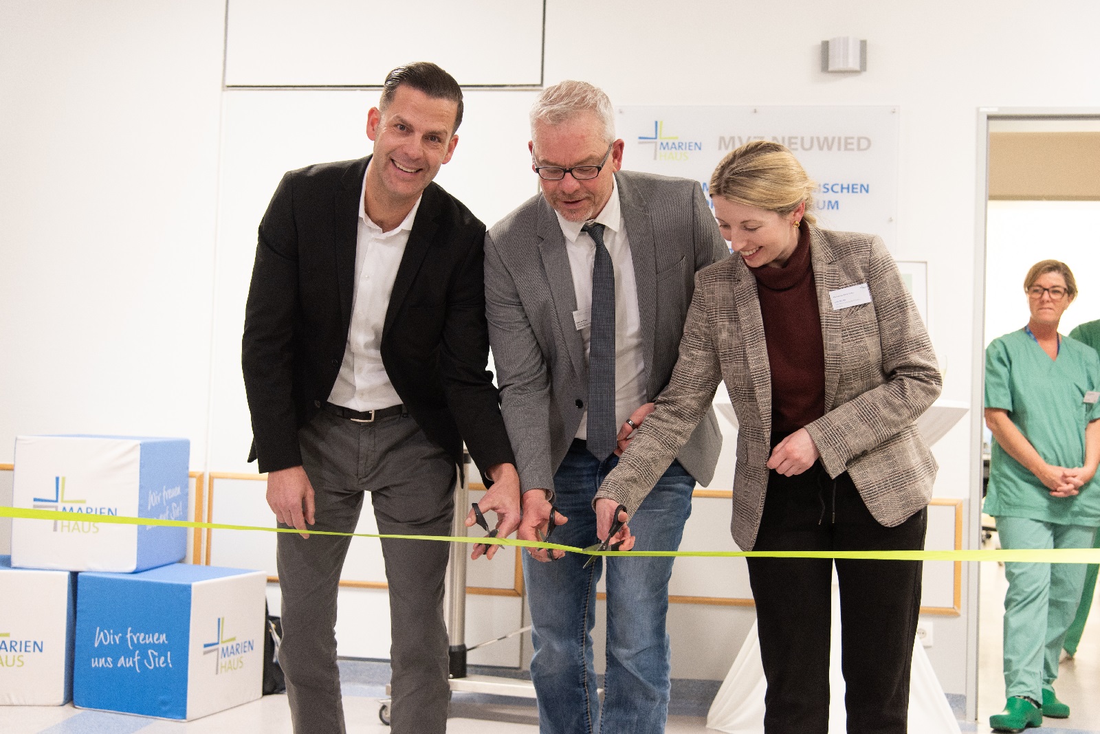 V.l.: Thorsten Kopp, Gesch�ftsf�hrer Marienhaus MVZ GmbH, Sascha Bintz, Projektleiter, und Lioba Iatridis, operative Leitung Ambulante Medizin. (Foto: Christian Belz)
