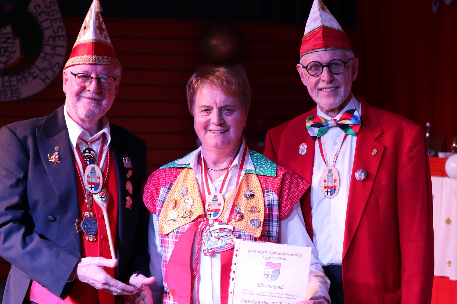 V.l.: G�nther Witten, Dorothea Holkenbrink, 76. Heimatordentr�gerin, und Hans Simon. (Foto: Daniela Simon)