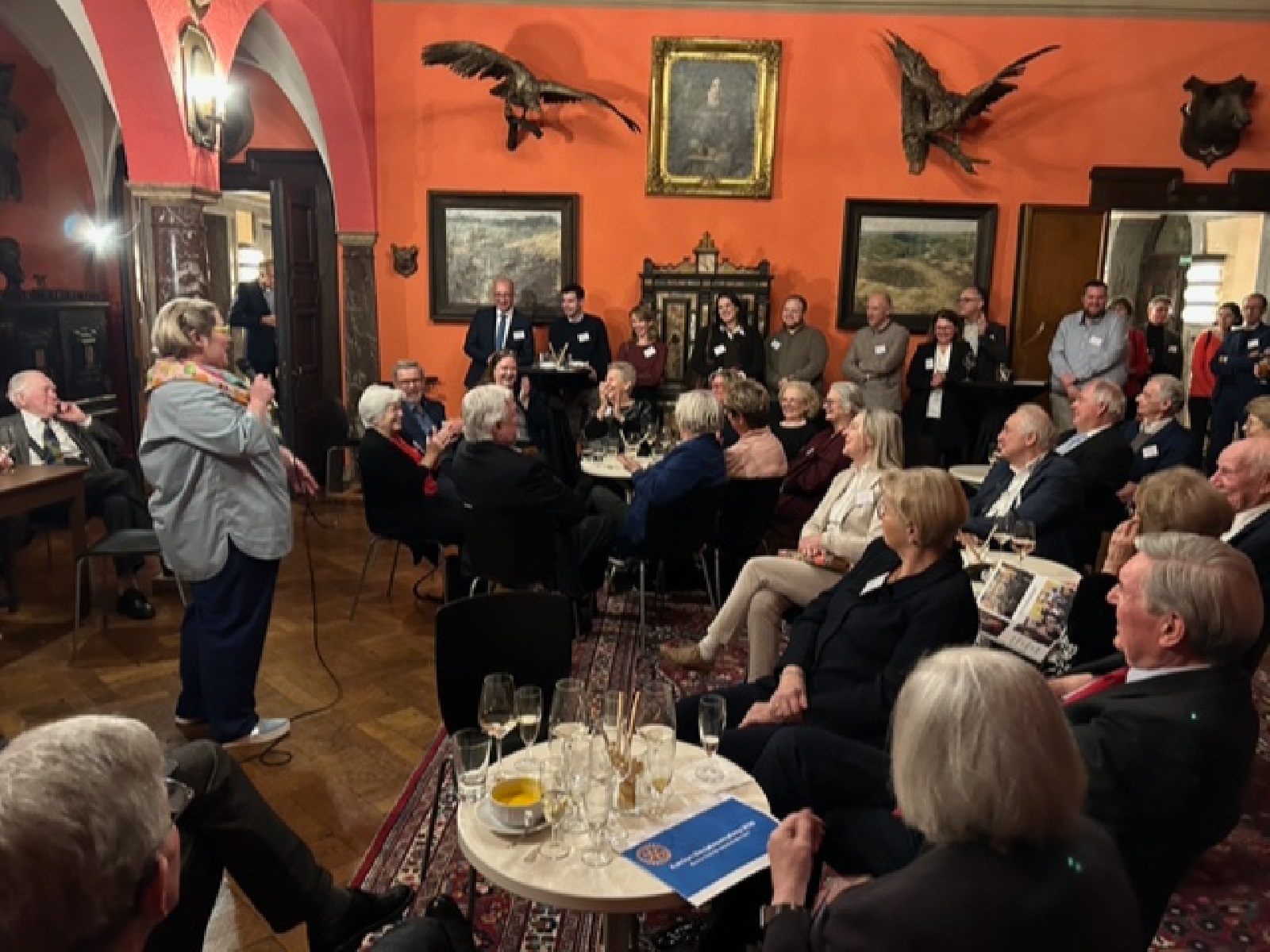 Rotarierin Klara Eckel (links) bei der Versteigerung auf dem Neujahrsempfang zugunsten der karitativen Arbeit von "Freunde helfen mit Herz e.V." (Foto: Eckhard Lenz)