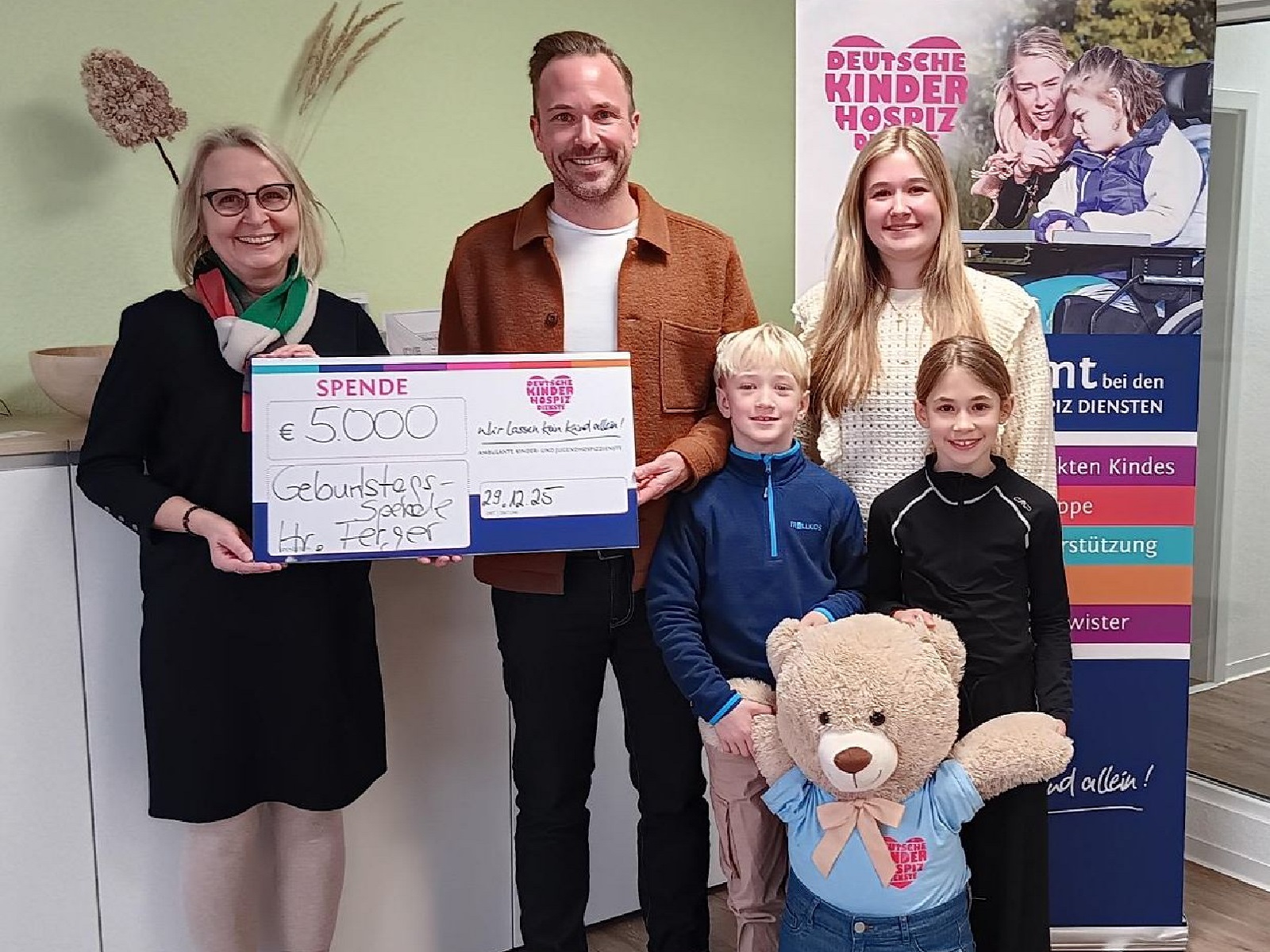 V.l.: Koordinatorin Doro Meurer, Philipp Ferger, Sohn Anton, Tochter Charlotte , Tochter Lina gemeinsam mit B�renbotschafter "Hope". (Foto: Nadine Ferger)