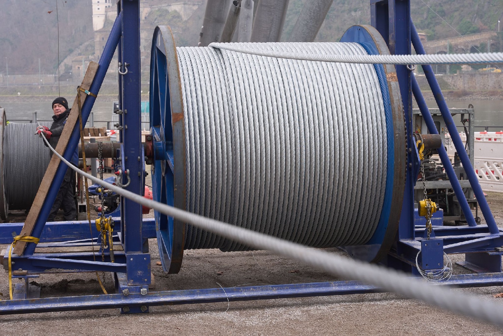 Tausch des Seils an der Koblenzer Seilbahn. (Foto: Thomas Frey/dpa)