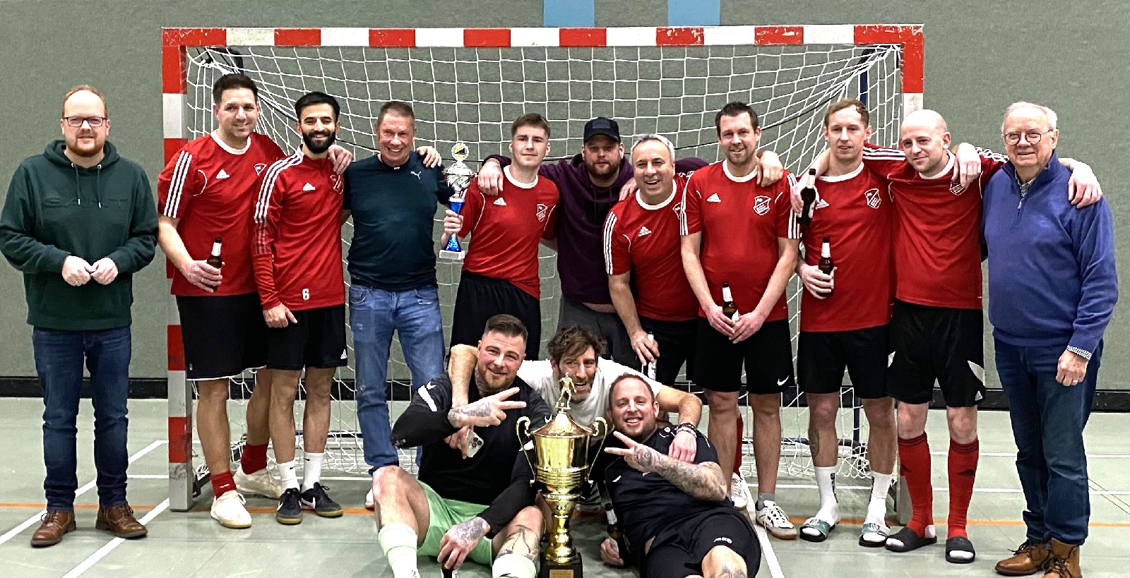 B�rgermeister Andreas Hundhausen (links) und der Sportbeauftragte Klaus-J�rgen Griese (rechts) mit dem Siegerteam Downtown. (Foto: Klaus-J�rgen Griese)