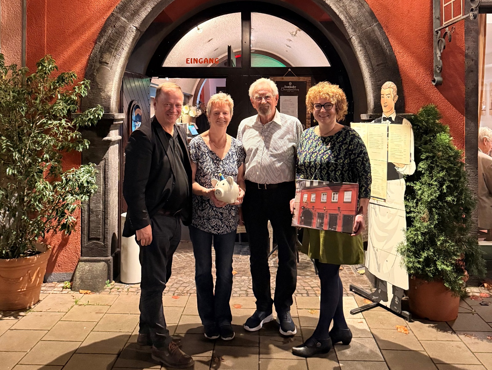 Abschied mit Herz: Lothar und Ulrike Werner unterst�tzen "Frauen in Not"