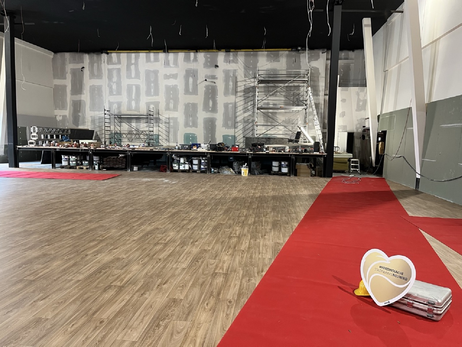 Die neue SWN-Veranstaltungshalle "DEICHHERZ" k�nnte bis Ostern fertig sein. Die gro�e B�hne steht bereits. (Foto: Maxie Meier/SWN)