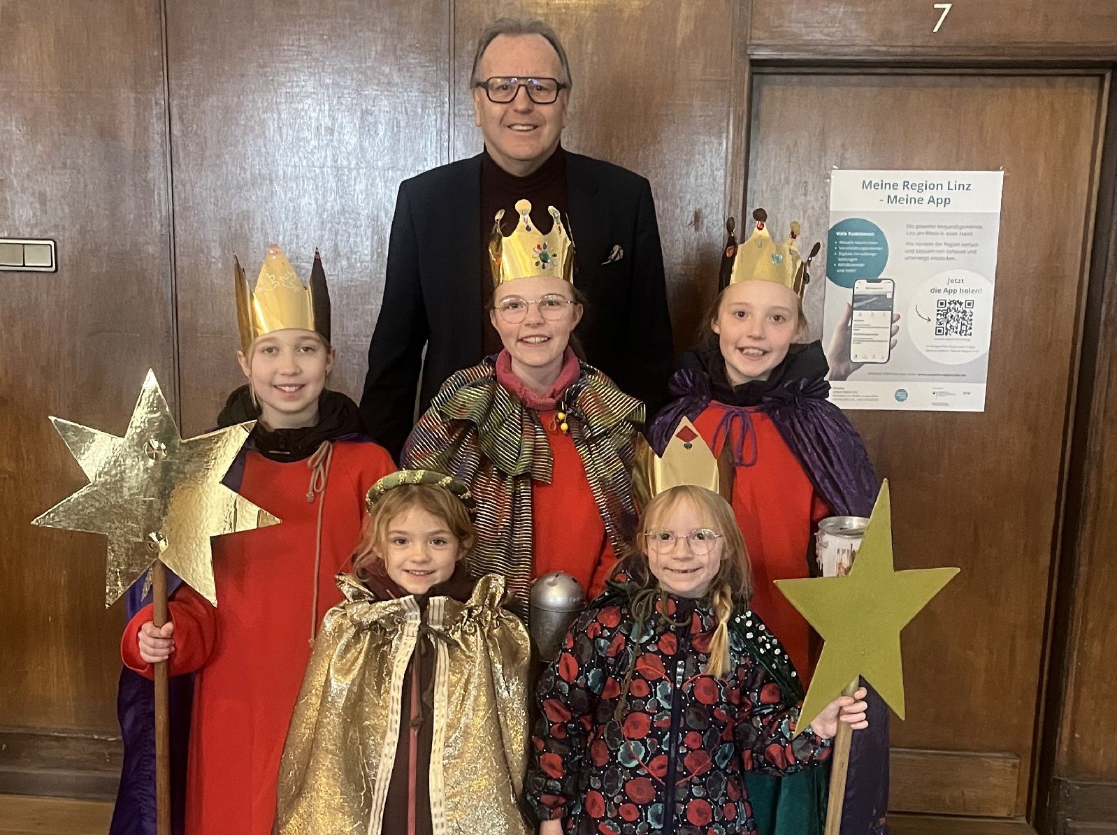 Der B�rgermeister der Stadt Linz, Helmut Muthers, freute sich �ber den Besuch der Linzer Sternsinger. (Foto: Katharina Frings)