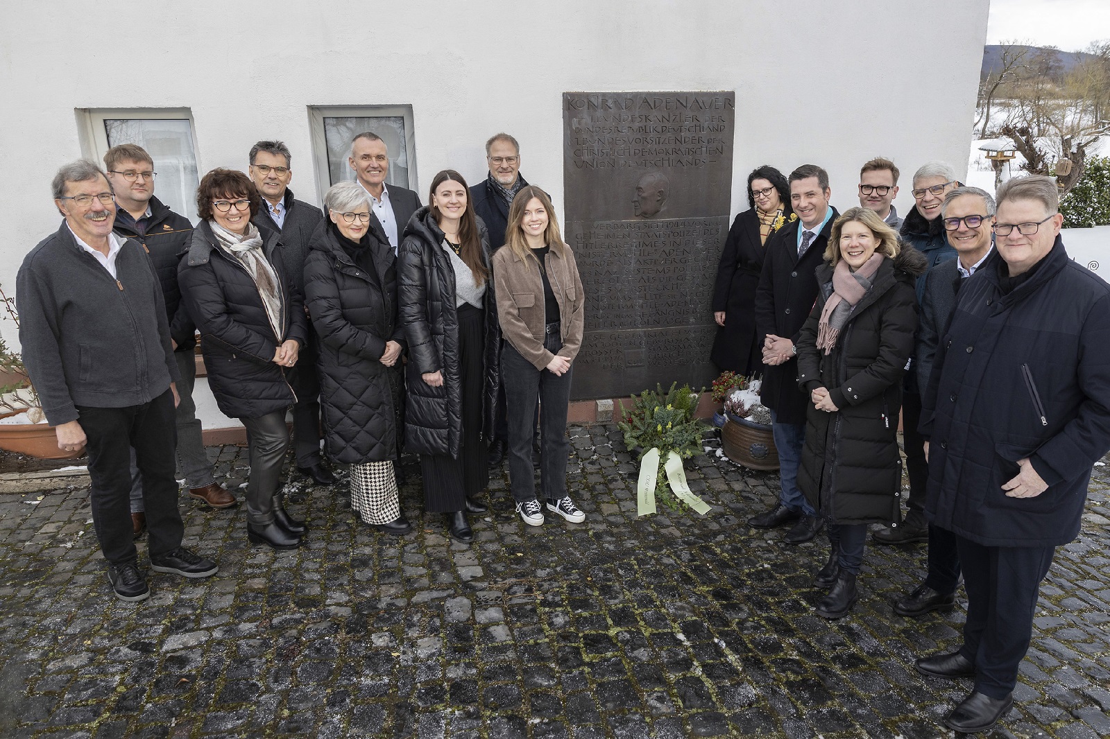 Die CDU Westerwald vor der Adenauer-Gedenktafel an der Nisterm�hle bei Hachenburg. (Foto: Fotostudio R�der-Moldenhauer)