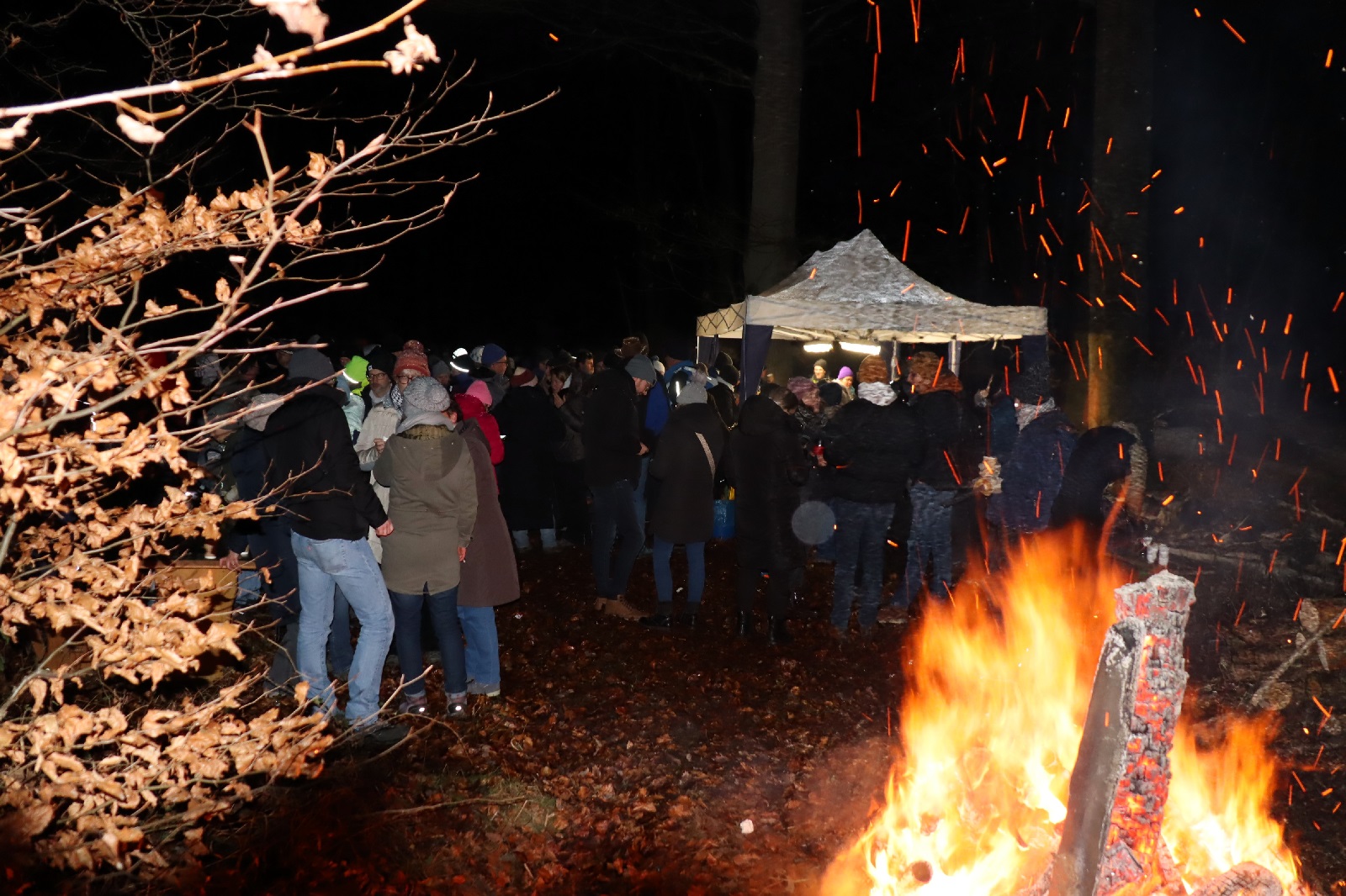 Das gro�e Feuer w�rmte die vielen G�ste. (Foto: Uli Schmidt)