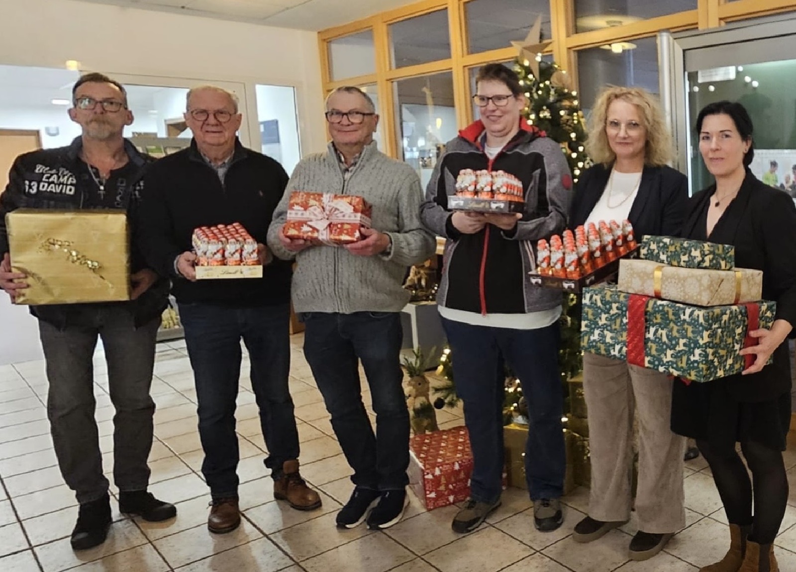 F�rderverein beschert Altenheim Niederfischbach mit Weihnachtsgeschenken