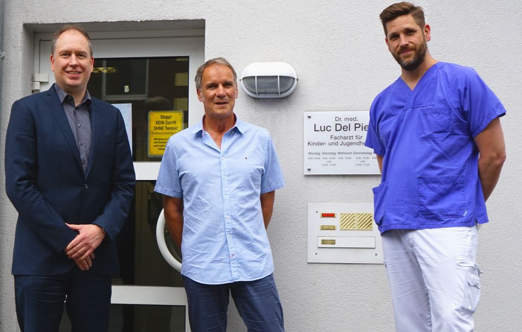 Dr. Luc Del Piero (Mitte), Dr. Christian Sippel (rztlicher Leiter mvz Wellersberg GmbH, rechts) und Carsten Jochum (GF DRK-Kinderklinik Siegen gGmbH und mvz Wellersberg GmbH, links) vor der Kinderarztpraxis in Geisweid. Fotos: privat