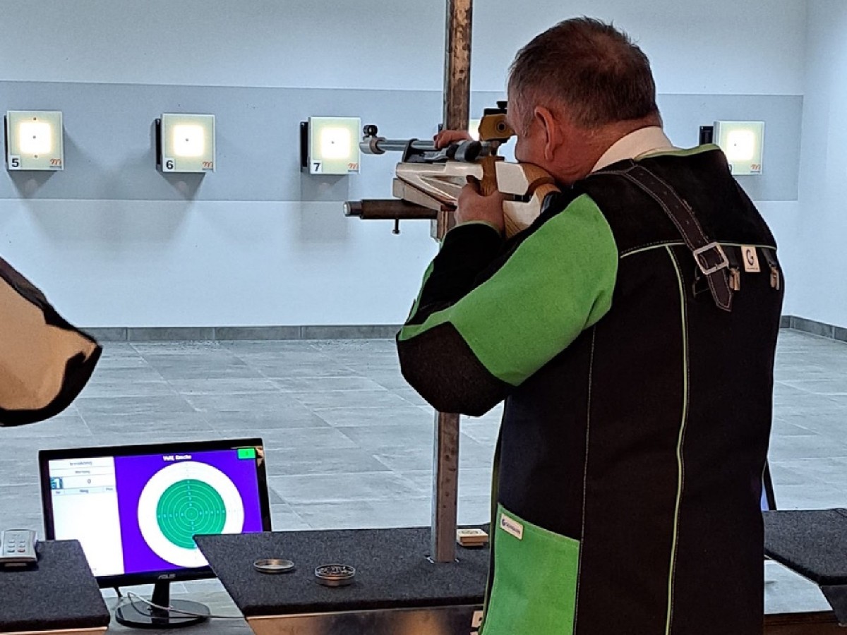 Sascha Vohl mit dem Luftgewehr Auflage (Foto: Raimund Adams)