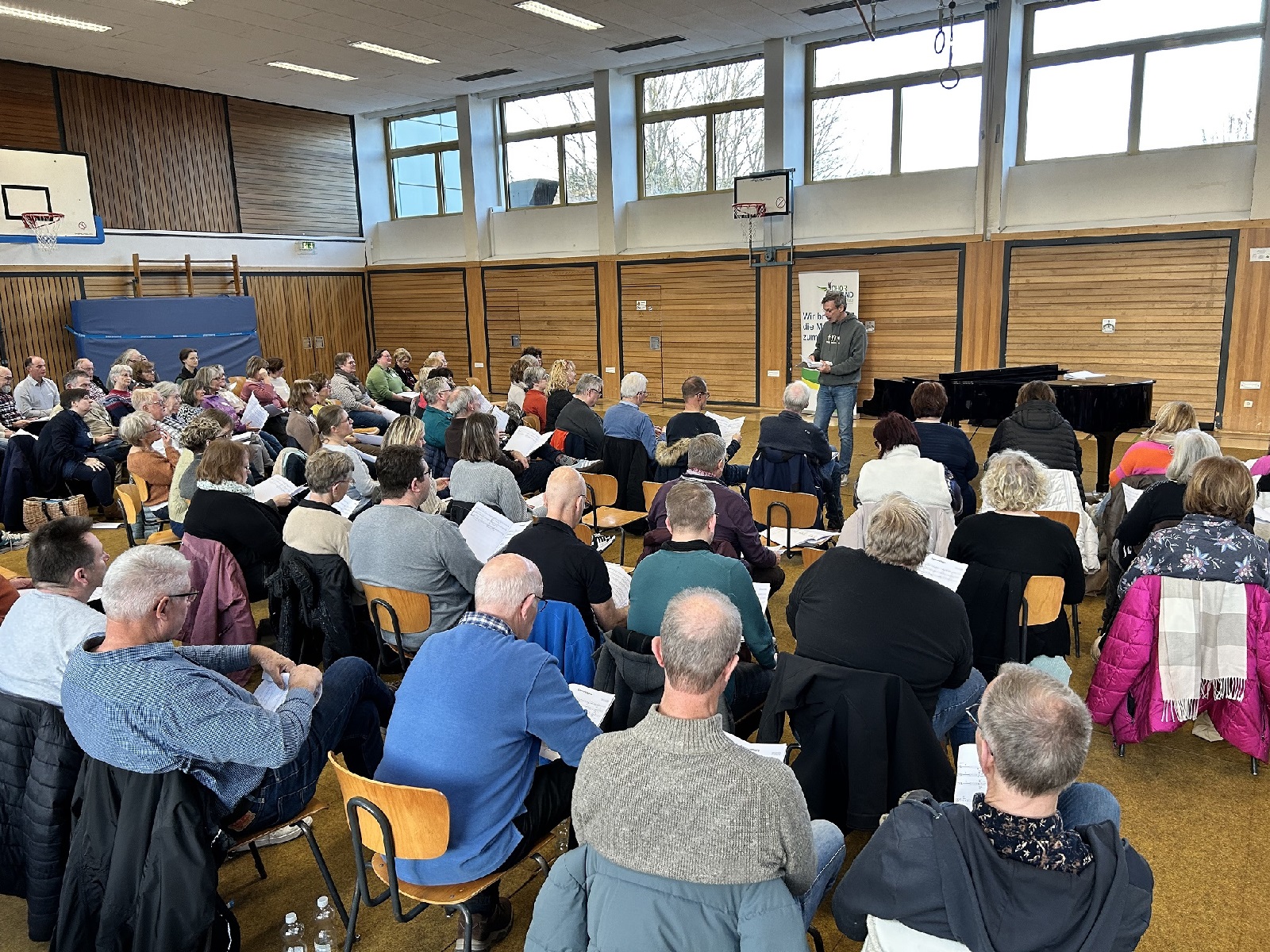 Workshop f�r gemischten CHor in der Sporthalle. (Foto: Raimund Sch�fer)