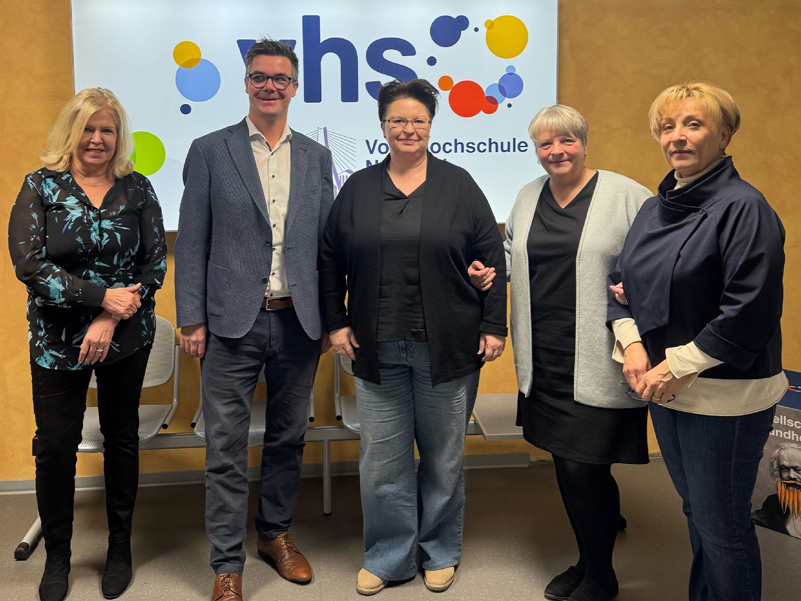 VHS-Leiterin Jutta Gnther (links) und Brgermeister Peter Jung begrten Ute Friedrich (2.v.r.), Direktorin des Landesverbands der Volkshochschulen, gemeinsam mit den Dozentinnen Natalia Gunger und Laura Laska-Timpe. (Foto: Yvonne Krug)