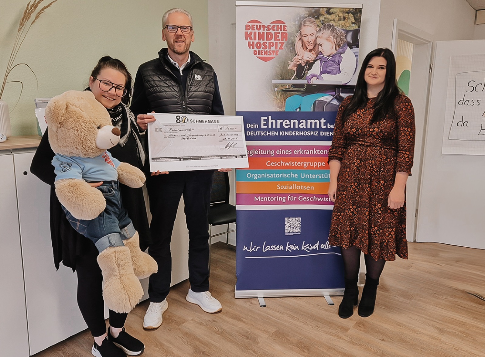 Spendenbergabe (v.l.): Jessica Lehnen (Koordinatorin) mit Brenbotschafter Hope und
Rdiger Siefert sowie Jessica Schwarzkopf. (Foto: Jessica Schwarzkopf)