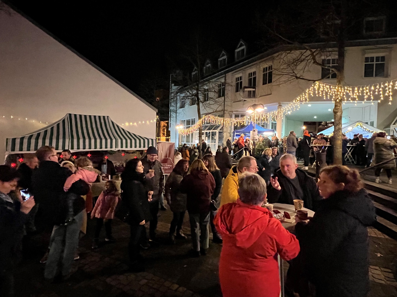Archivbild vom Weihnachtsmarkt auf dem Rathausplatz. (Quelle: Verbandsgemeindeverwaltung Kirchen)