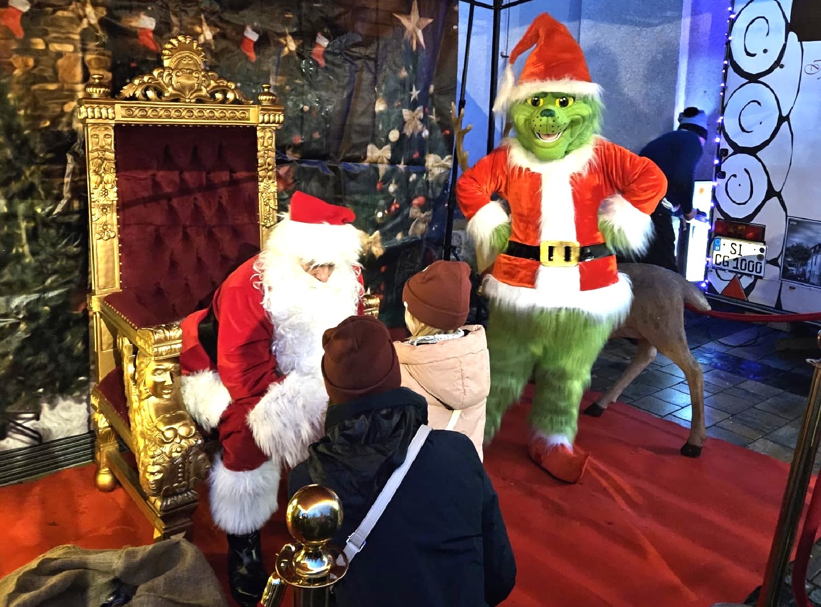 Der Nikolaus kam mit dem Weihnachts-Grinch. (Foto: Rainer Kessler)