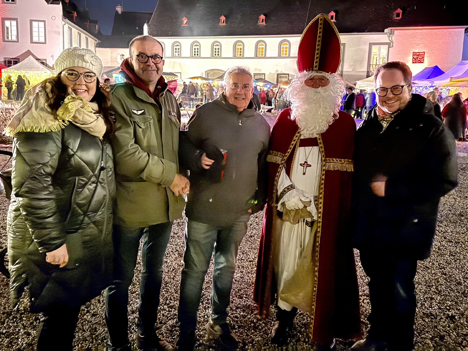 Weihnachtsmarkt auf Klostergut Besselich zieht Besucher an