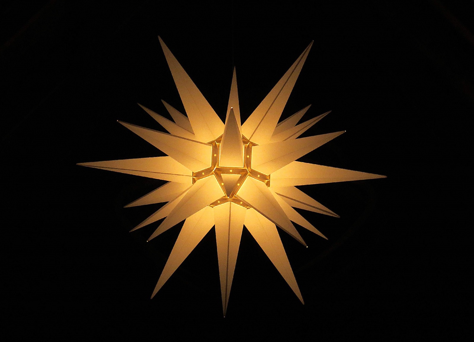 Der Stern ist �ber einen Meter gro�. (Foto: Bernhard Theis) 