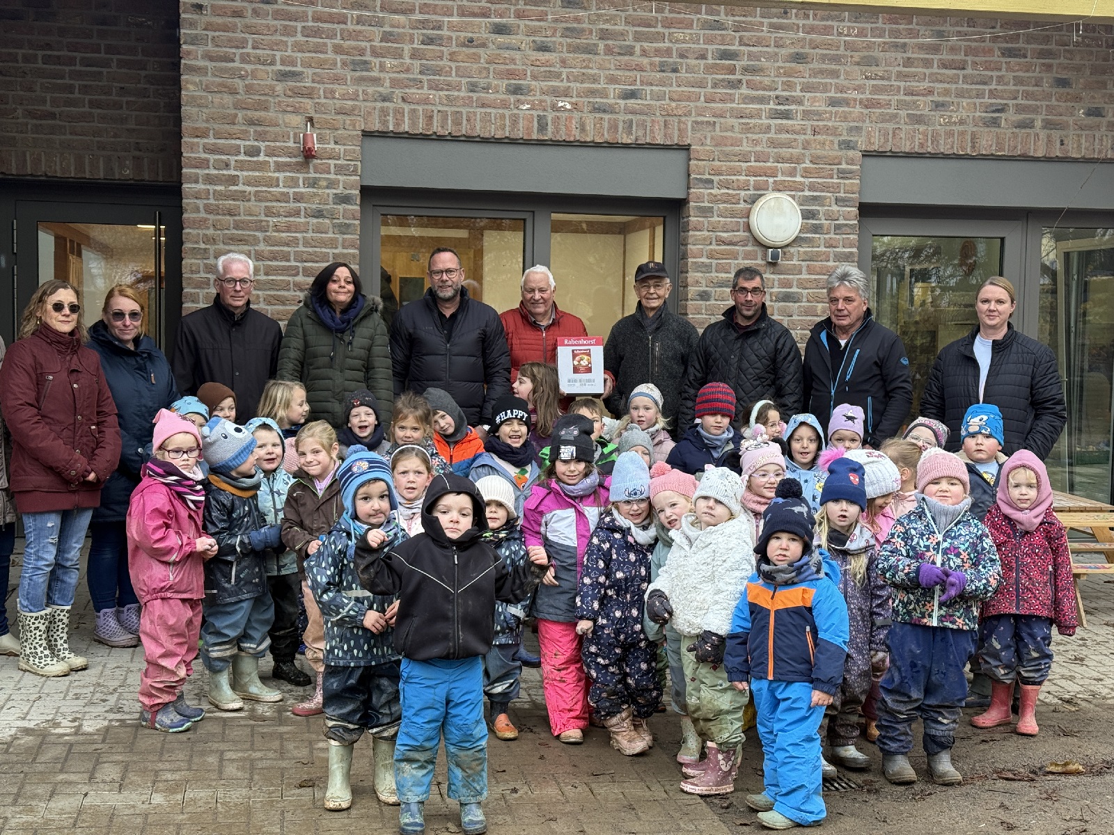 Freudige bergabe in Steimel. (Foto: Martin Neitzert)
