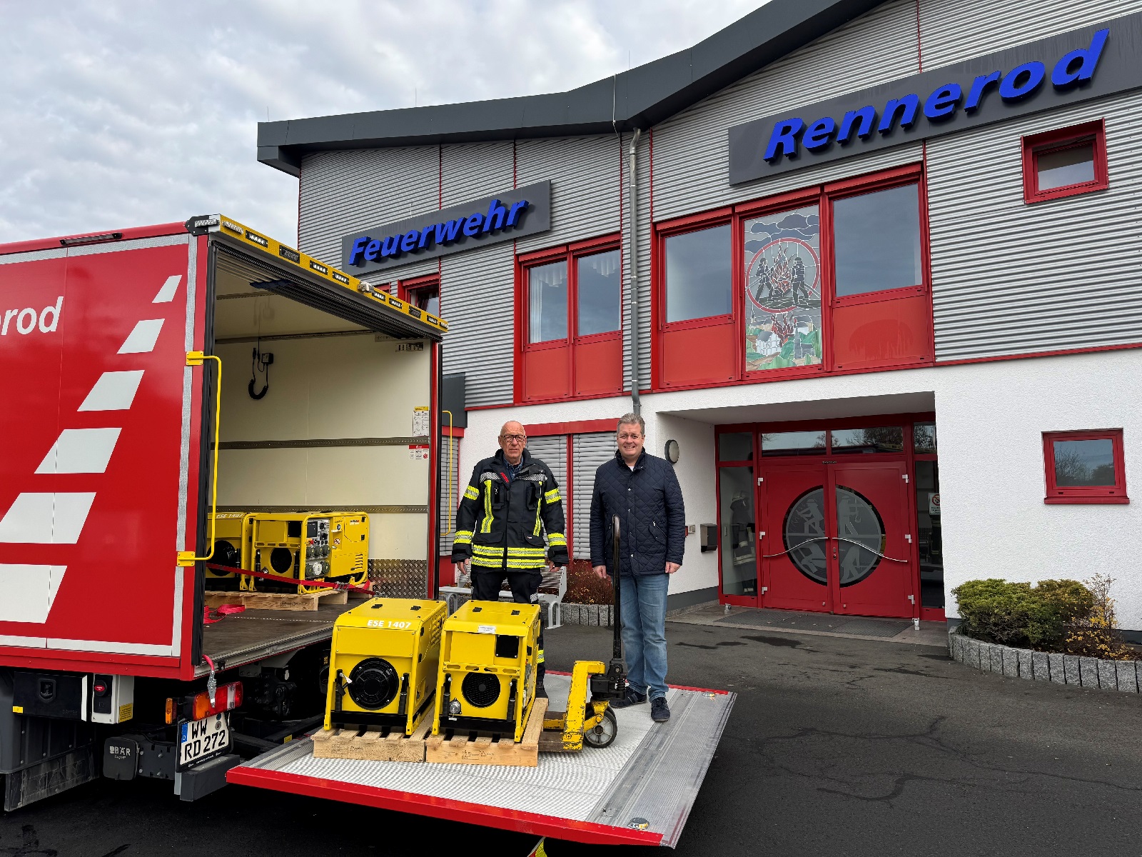 Lieferung der Notstromaggregate. (Quelle: Feuerwehr VG Rennerod)