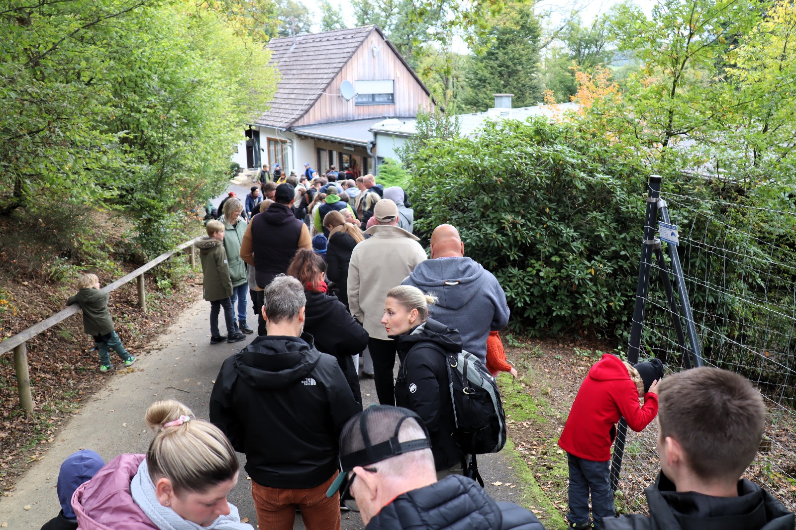 Schlange vor dem Eingang bei der Neuerffnung. (Foto: Uli Schmidt)