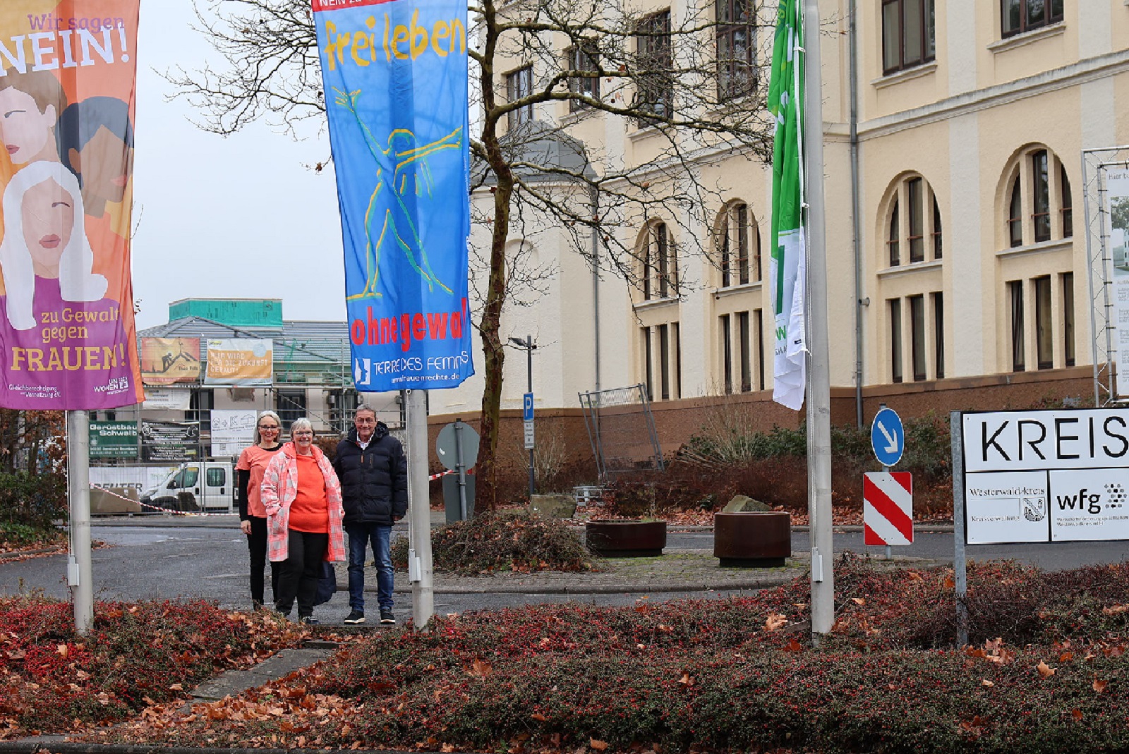 Gemeinsam gegen Gewalt: Westerwaldkreis setzt Zeichen mit einer Fahnenaktion