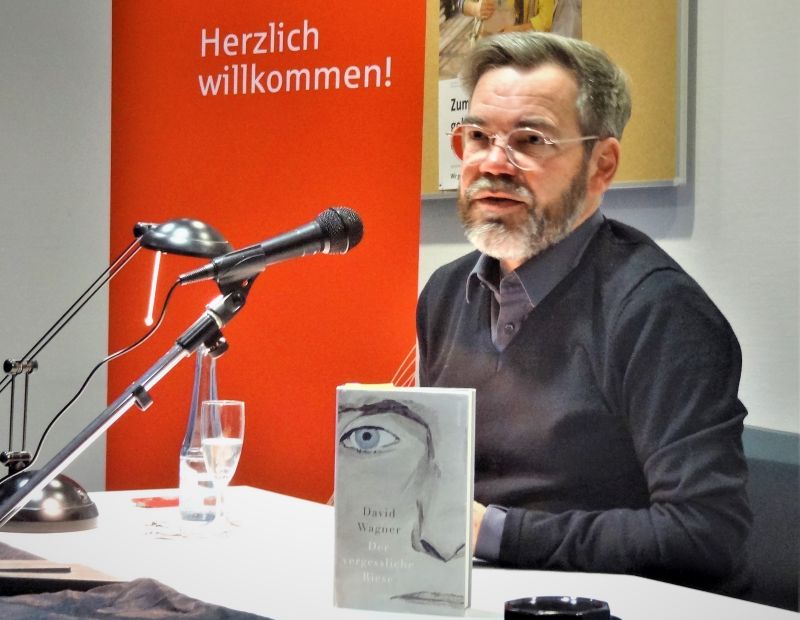 Las bei der NASPA in Montabaur aus seinem bewegenden Roman zum Thema Demenz und beantwortete Fragen der vielen Zuhrer/innen: David Wagner. Fotos: Veranstalter