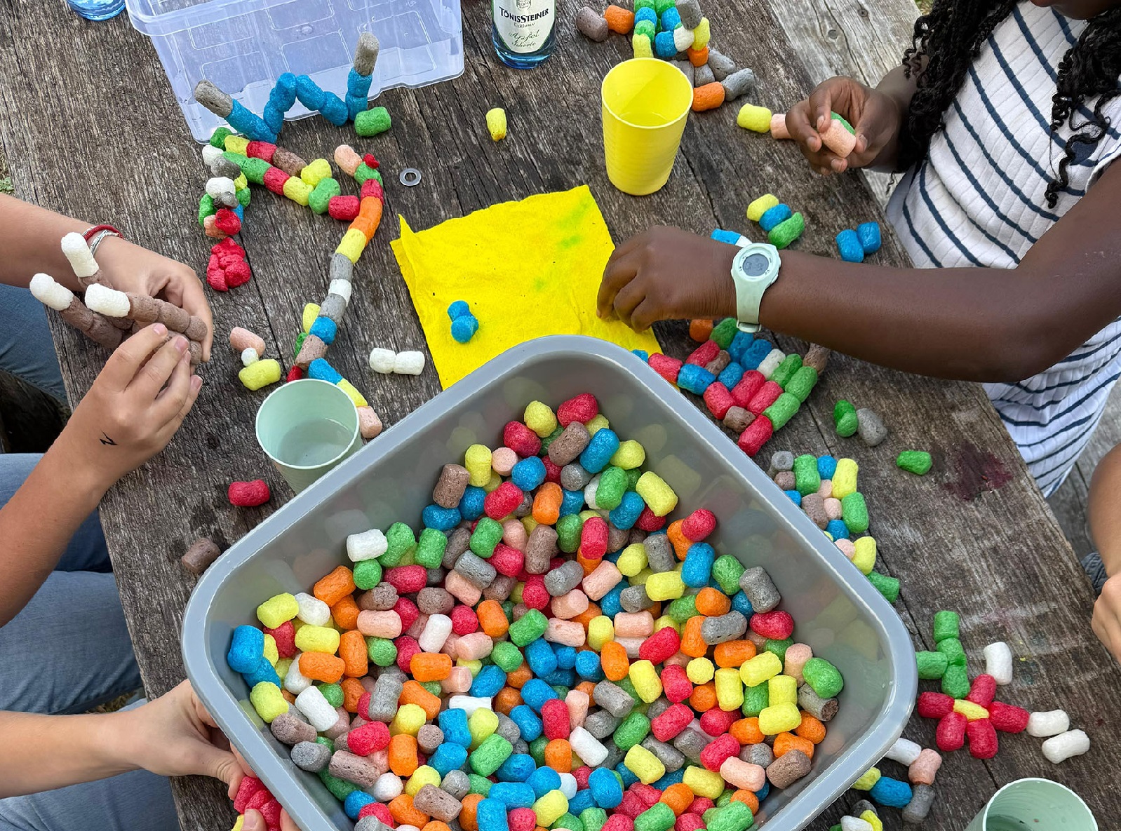 Basteln mit Spielmais auf dem Sommerfest. (Foto: Kreisverwaltung/Safak Alagz)
