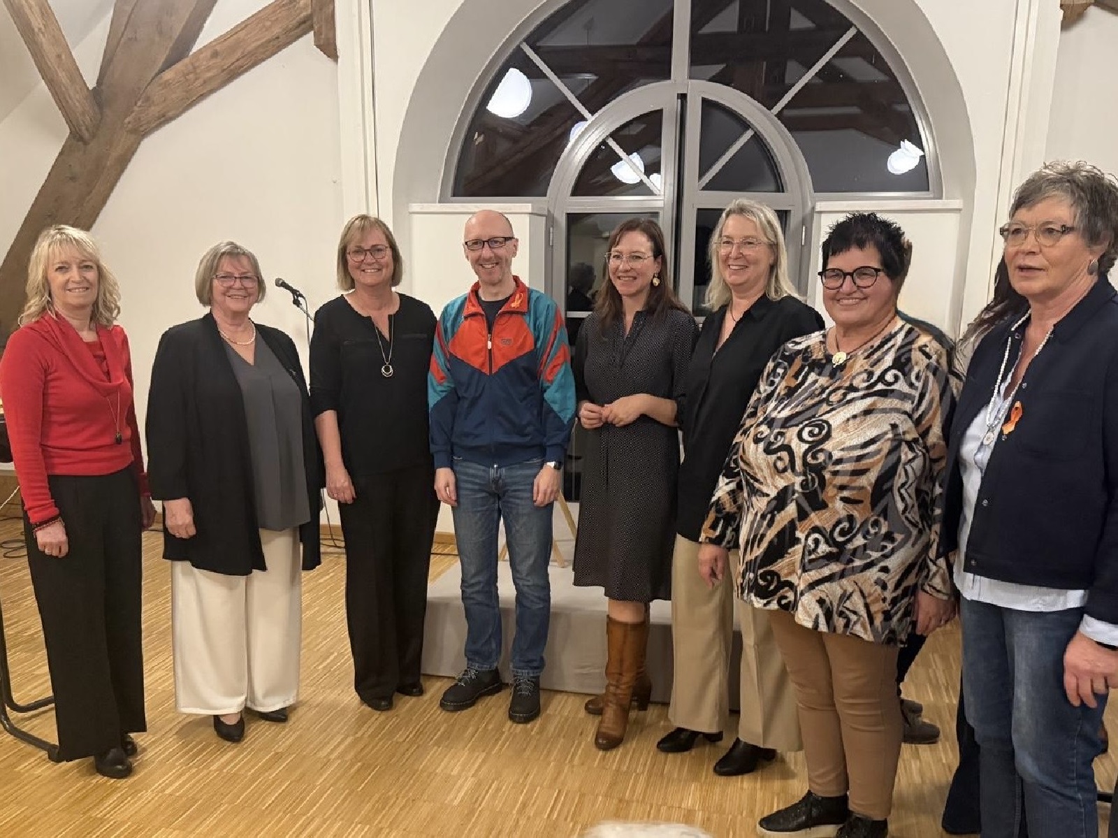 V.l.: Renate Hedderich, Hella Holschbach, Andrea Frorath, Ralf Senkel, Daniela Kiefer, Katja Milad, Heike Vohl und Karin Gschiel. (Foto: Karina Baumgart)