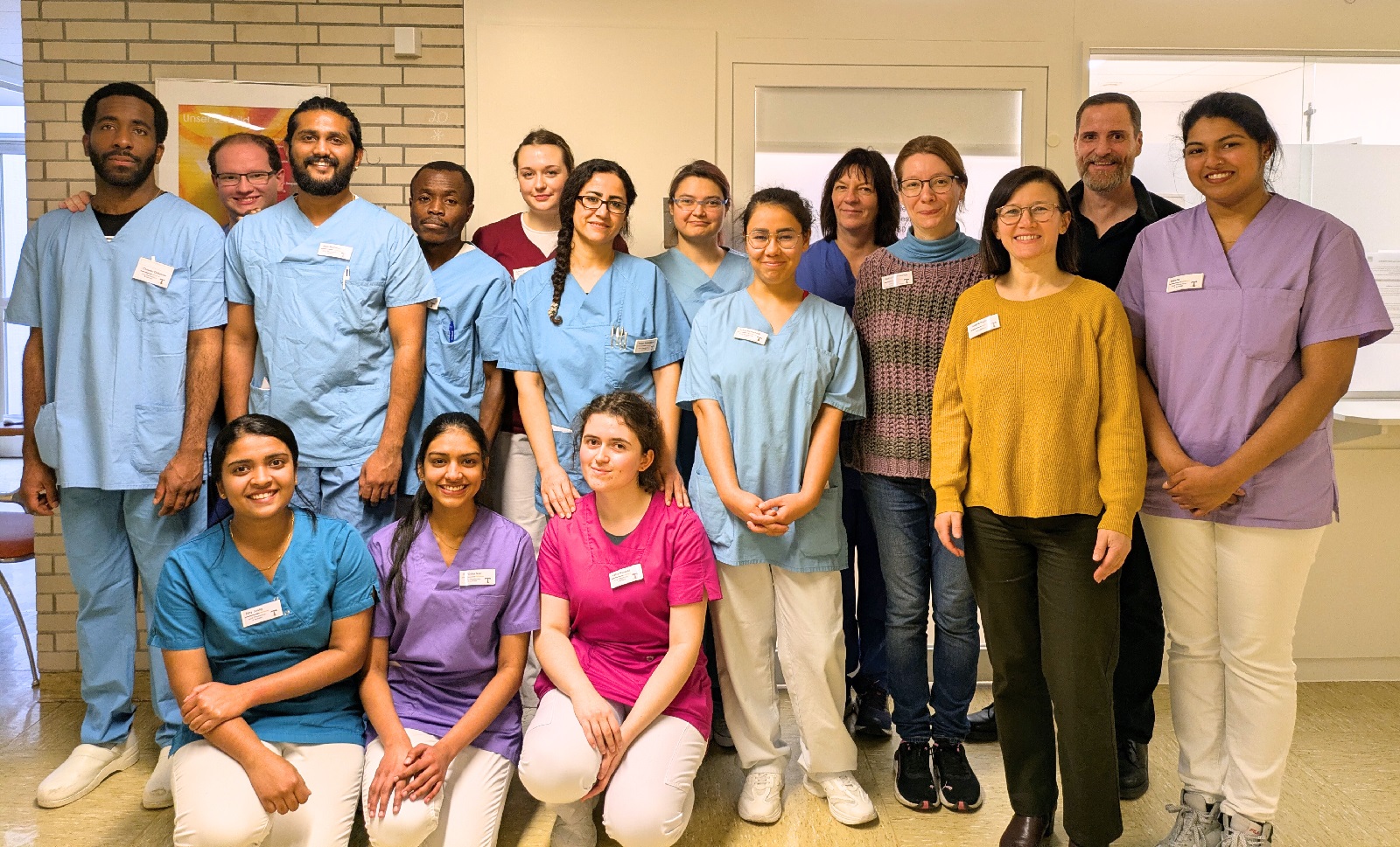 V.l.: Chinedu Chikeluba, Danny Kemmel, Abin Mathews Kuruvilla, Raoufou Odounbourou, Adelina Gerr, Mojgan Safarisekhavat, Praxisanleiterin Ricarda Bonn, Zahra Mohamadi, Stationsleiterin Monika Gemnd, Lehrerin Katharina, Schulleiterin Helena Kejner, Pflegedirektor Thorsten Drholt, Harsha Jomy, Emy Jossy, Karthika Sukumaran Nair und Valza Kabashi. (Foto: Kristin Simos)
