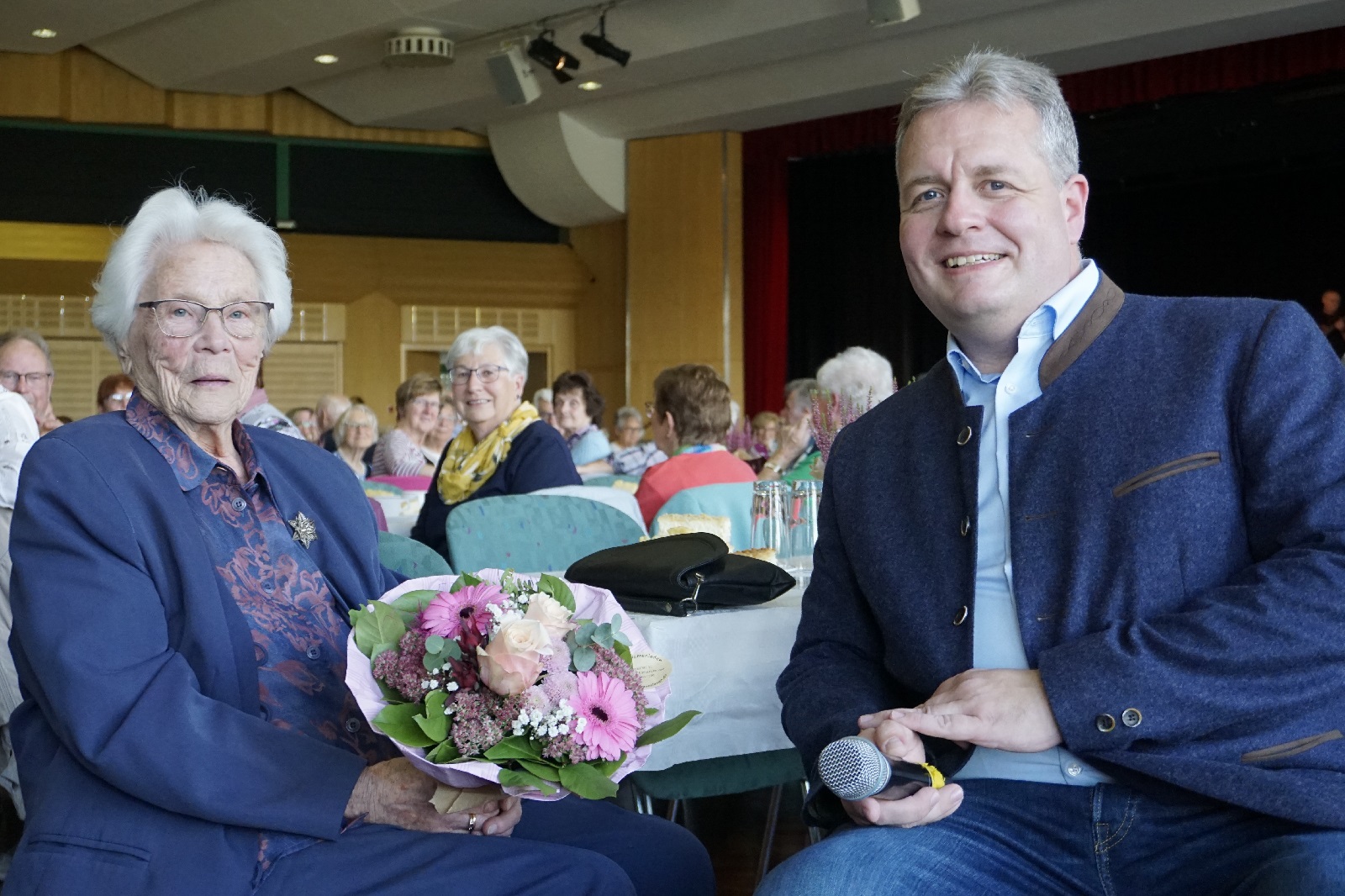 Fast 100 Jahre alt ist Martha Tischbein, die lteste Teilnehmerin des Seniorennachmittages. Brgermeister Gerrit Mller gratulierte mit einem Blumenstrau. (Foto: Kerstin Guckert)