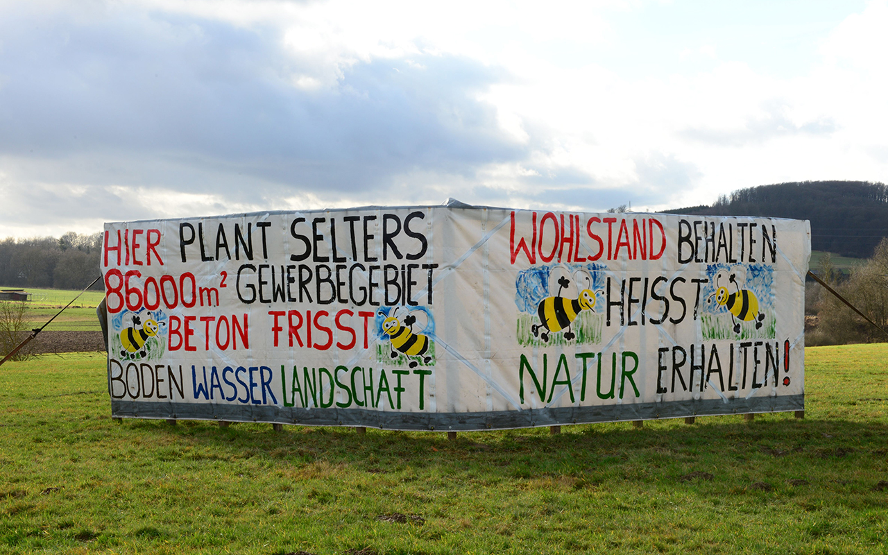 Ein Banner macht auf die Forderungen von NI und Nabu aufmerksam. (Foto: NI/Nabu)