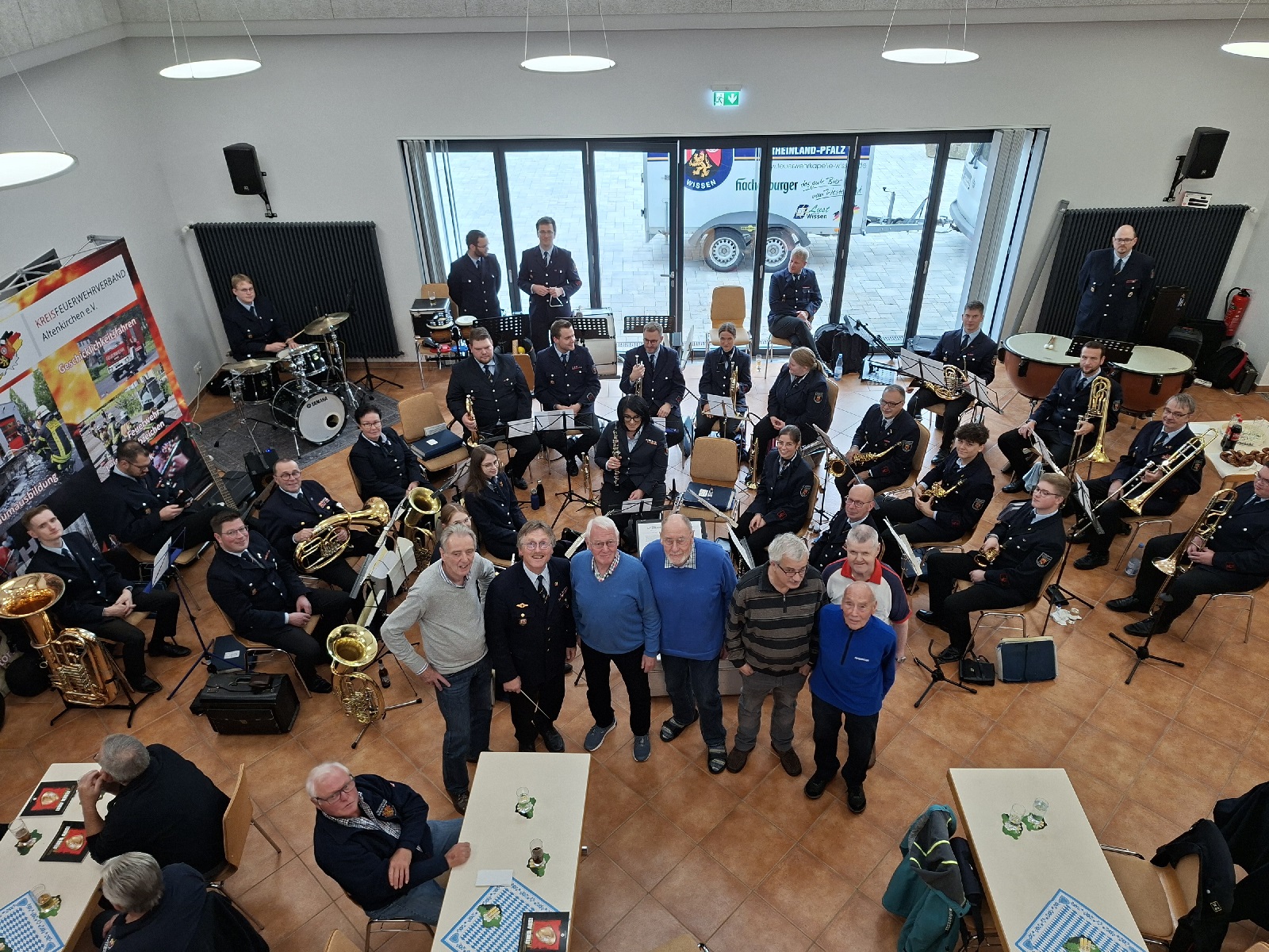 Die Alterskameraden inmitten der Aktiven. (Quelle: Karl-Ulrich Paul)