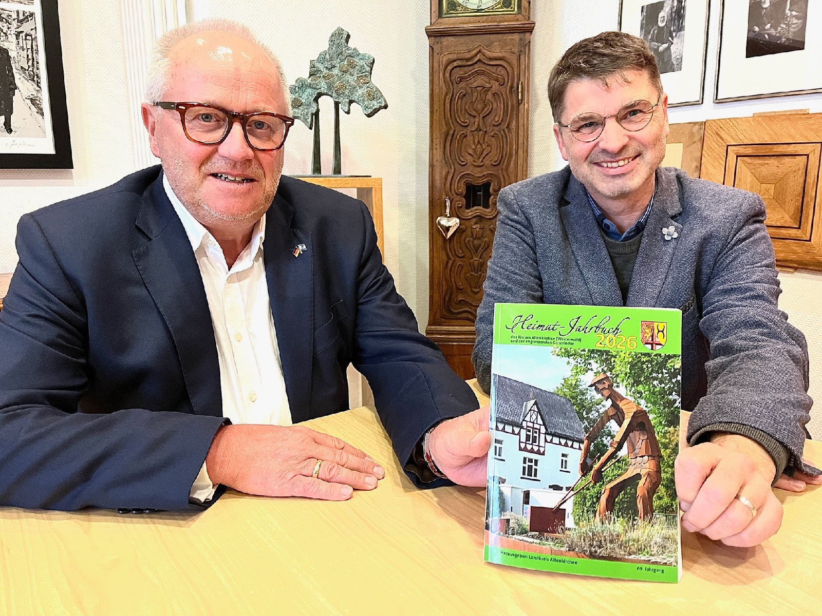 Landrat Dr. Peter Enders (l.) und Holger Telke als pdagogischer Leiter der Kreisvolkshochschule stellten das neue Heimatjahrbuch vor. (Foto: Kreisverwaltung/Thorsten Stahl)
