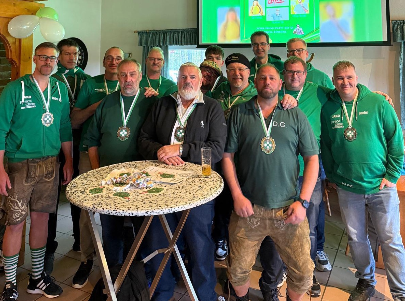 Der Elferrat mit den neuen Orden. (Quelle: Verbandsgemeinde Hamm)