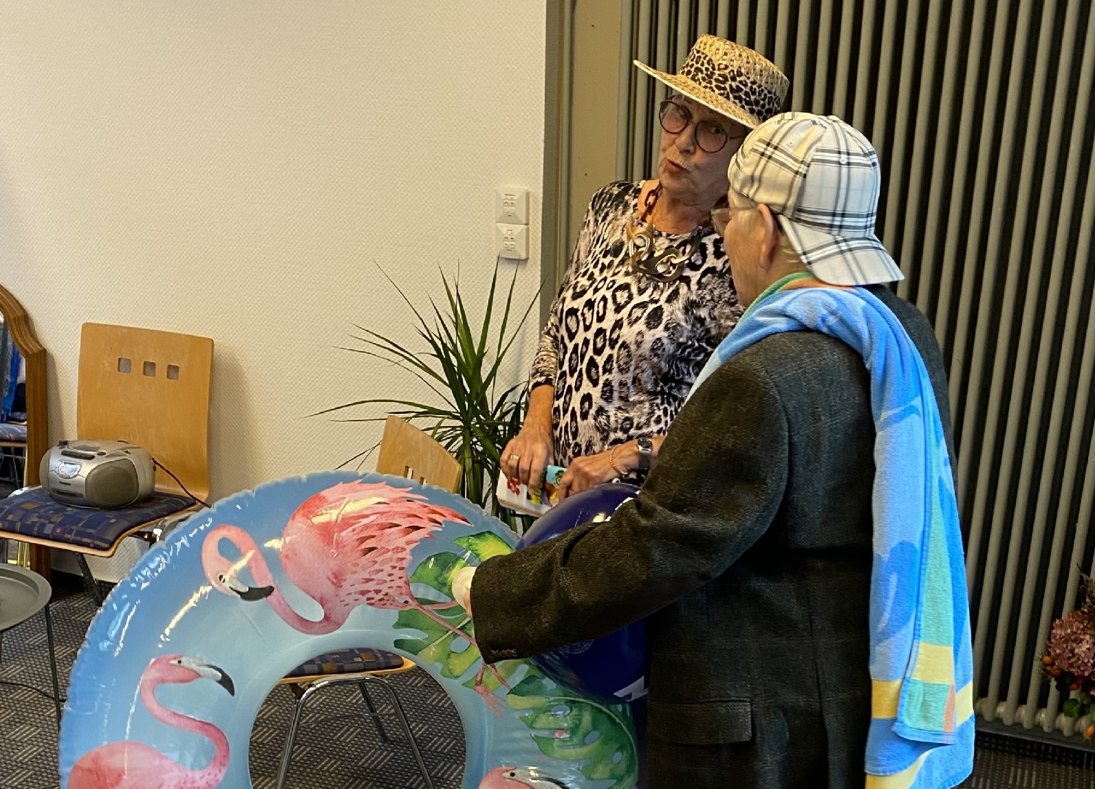 Margret Schmitt und Monika Hausen als Ehepaar im Urlaub auf Mallorca. (Quelle: Elke Wagner-Hürter)