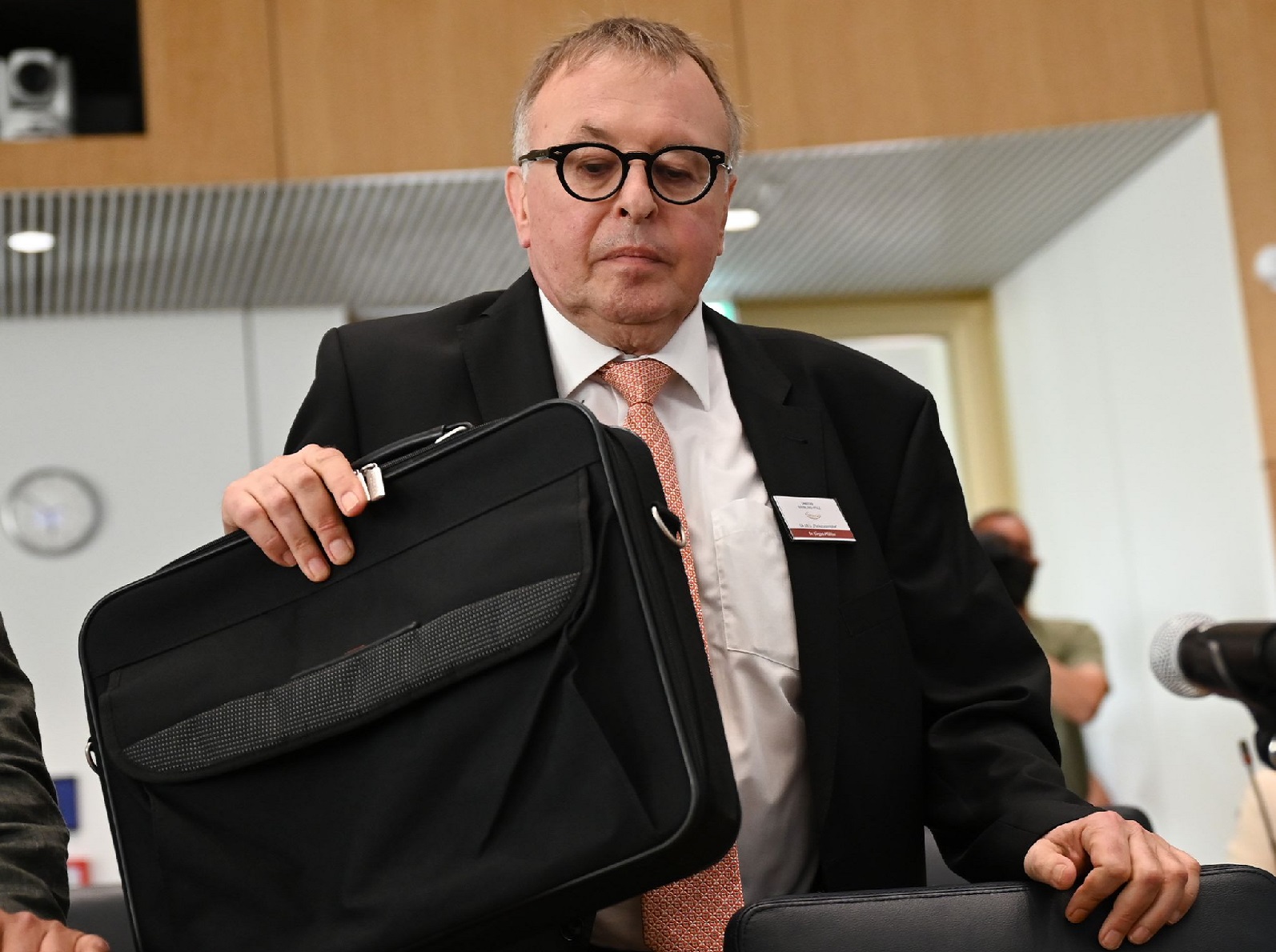 Keine Ermittlungen gegen Ex-Landrat Jürgen Pföhler - Eltern von Flutopfer empört. (Foto: Arne Dedert/dpa)