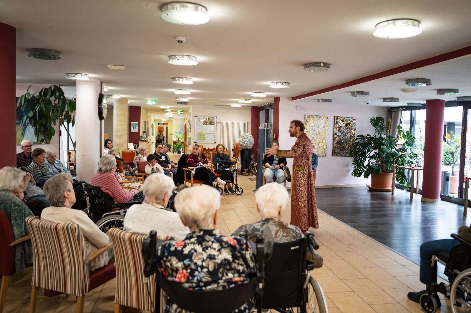 Mrchen gegen Demenz: Ein zauberhafter Nachmittag im Altenzentrum in Neuwied