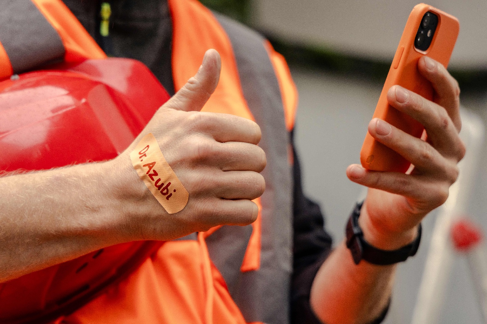 "Dr. Azubi" gibt wichtige Tipps. (Foto: IG BAU/Nils Hillebrand)