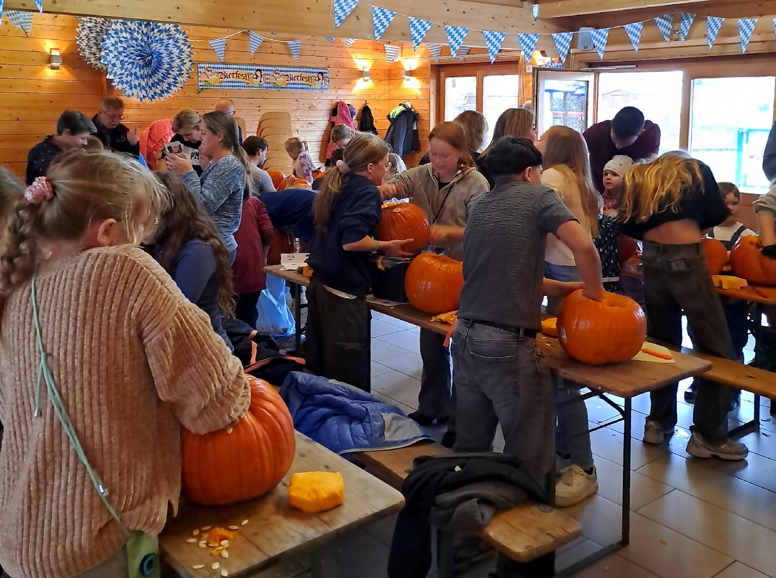 Begeisterung beim Kürbisschnitzen. (Foto: Henny Bung-Bruns)