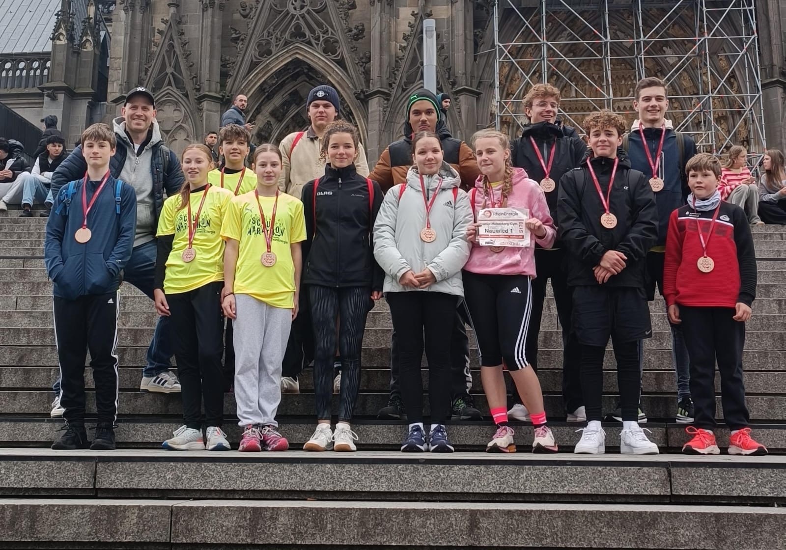 Die Schüler vom WHG mit ihrem Lehrer Nils Leßwing (hinten links) in Köln. (Foto: Tanja Utsch)