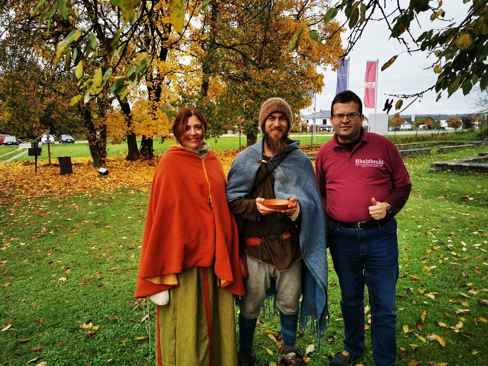 Limes-Cicerona Corinna Hutzler gab einen süßen Gruß mit nach Rheinbrohl, der von Andreas Kossmann (rechts) entgegengenommen wurde. Finnian Garvey in seiner Montur in der Bildmitte. (Foto: Mina Naghib)