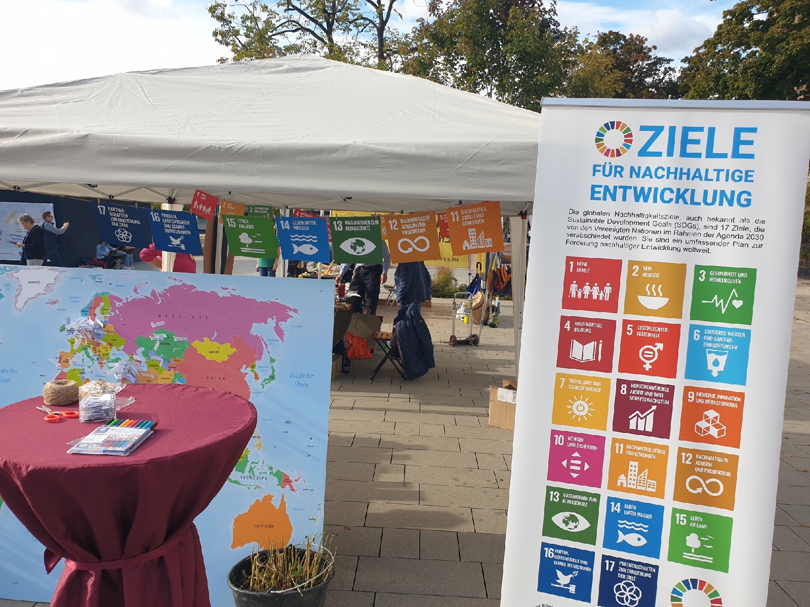 Beim Nachhaltigkeitsforum auf dem Marktplatz konnten sich Interessierte über den Fairen Handel informieren. (Foto: Alena Borhardt)
