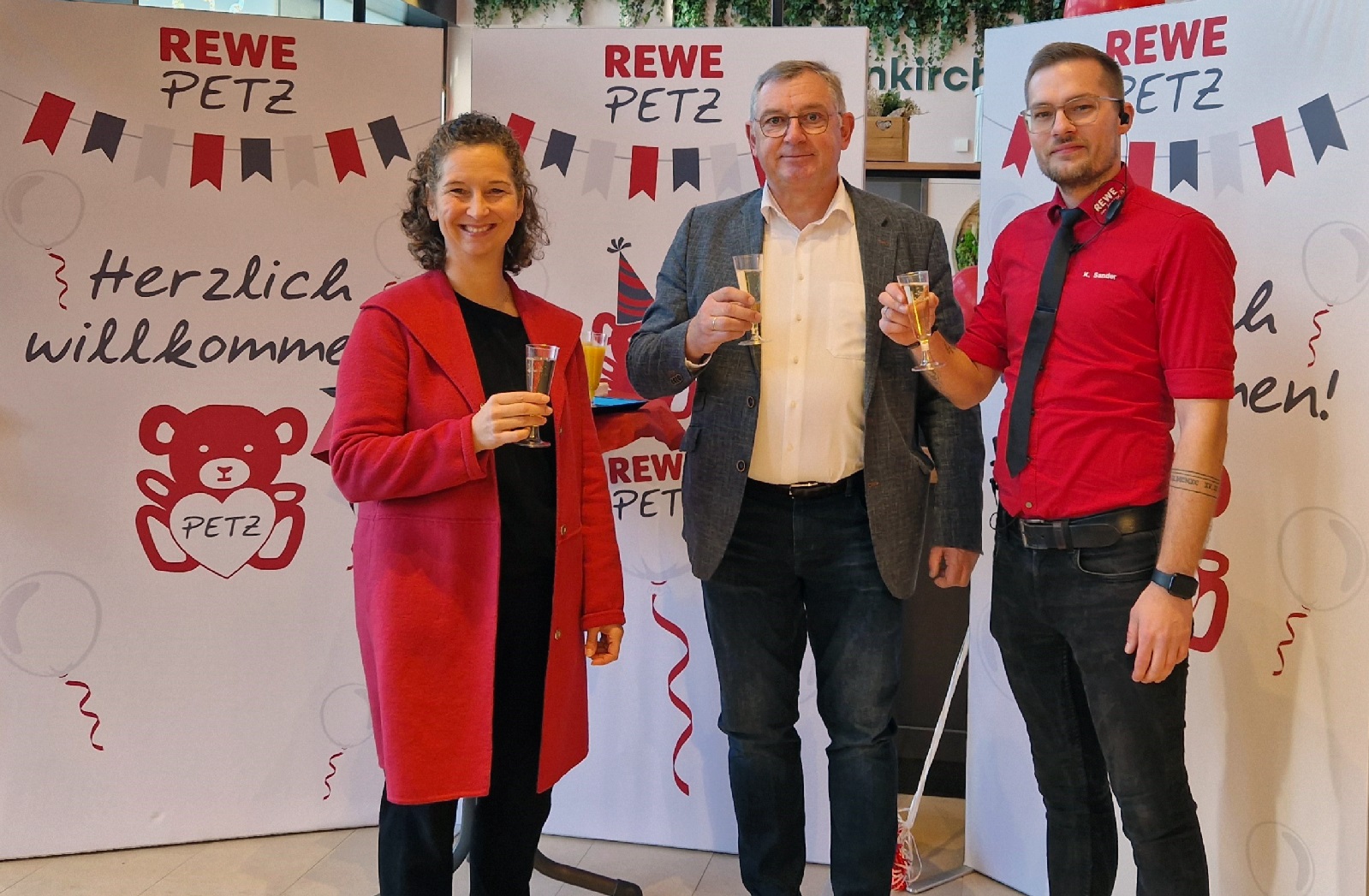 V.l.: Geschäftsführerin REWE PETZ Maike Sanktjohanser, Stadtbürgermeister Altenkirchen Ralf Lindenpütz, Marktleiter Altenkirchen (Dammweg) Kevin Sander. (Foto: Marina Uhrig/REWE PETZ)
