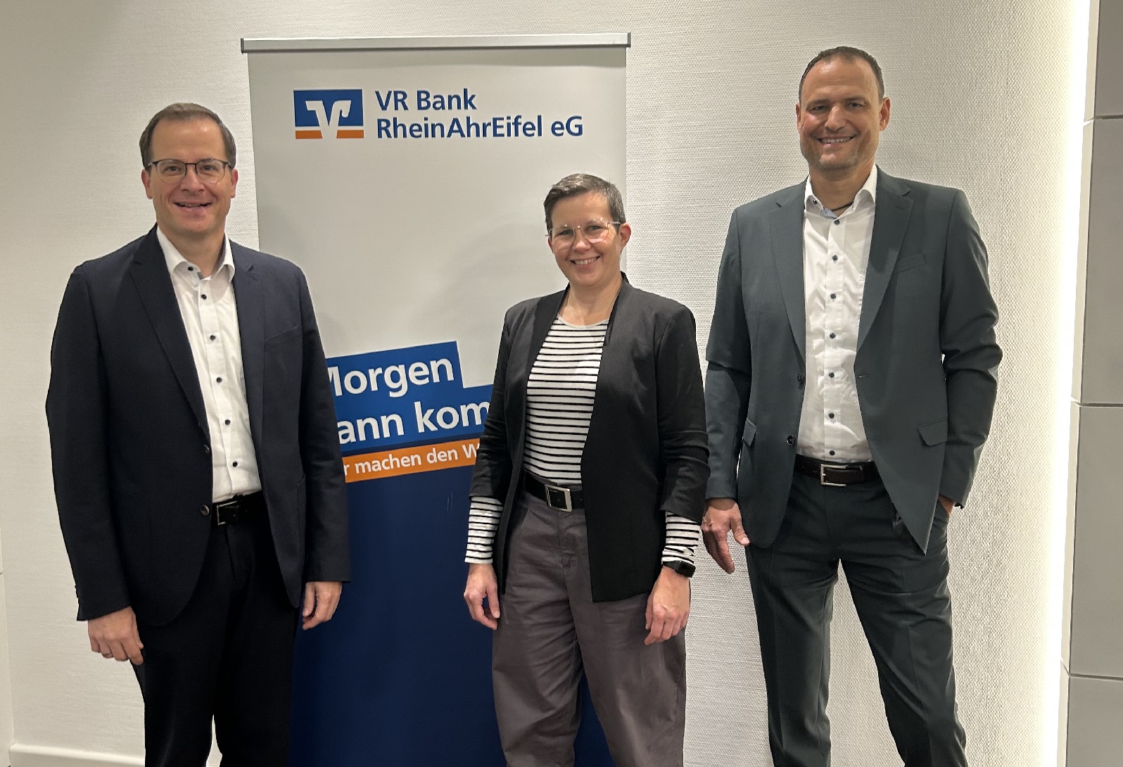 Stv. Vorstandsvorsitzender Markus Mller (links) und Bereichsleiter der Produktionsbank Bernd Krechel (rechts) gratulieren Melanie Reetz. (Foto: Florian Ktt/VR Bank RheinAhrEifel eG)